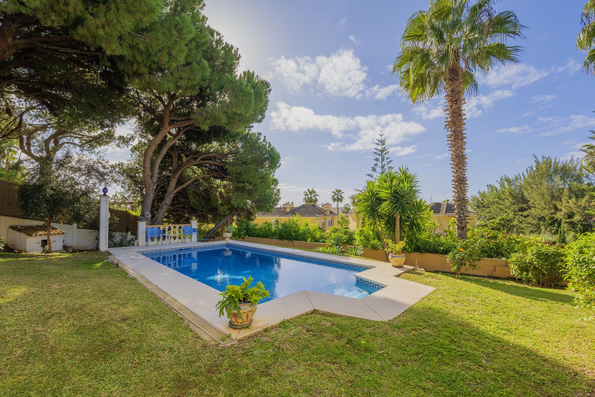 Sea view detached Villa in Elviria with three apartments with their own private access.