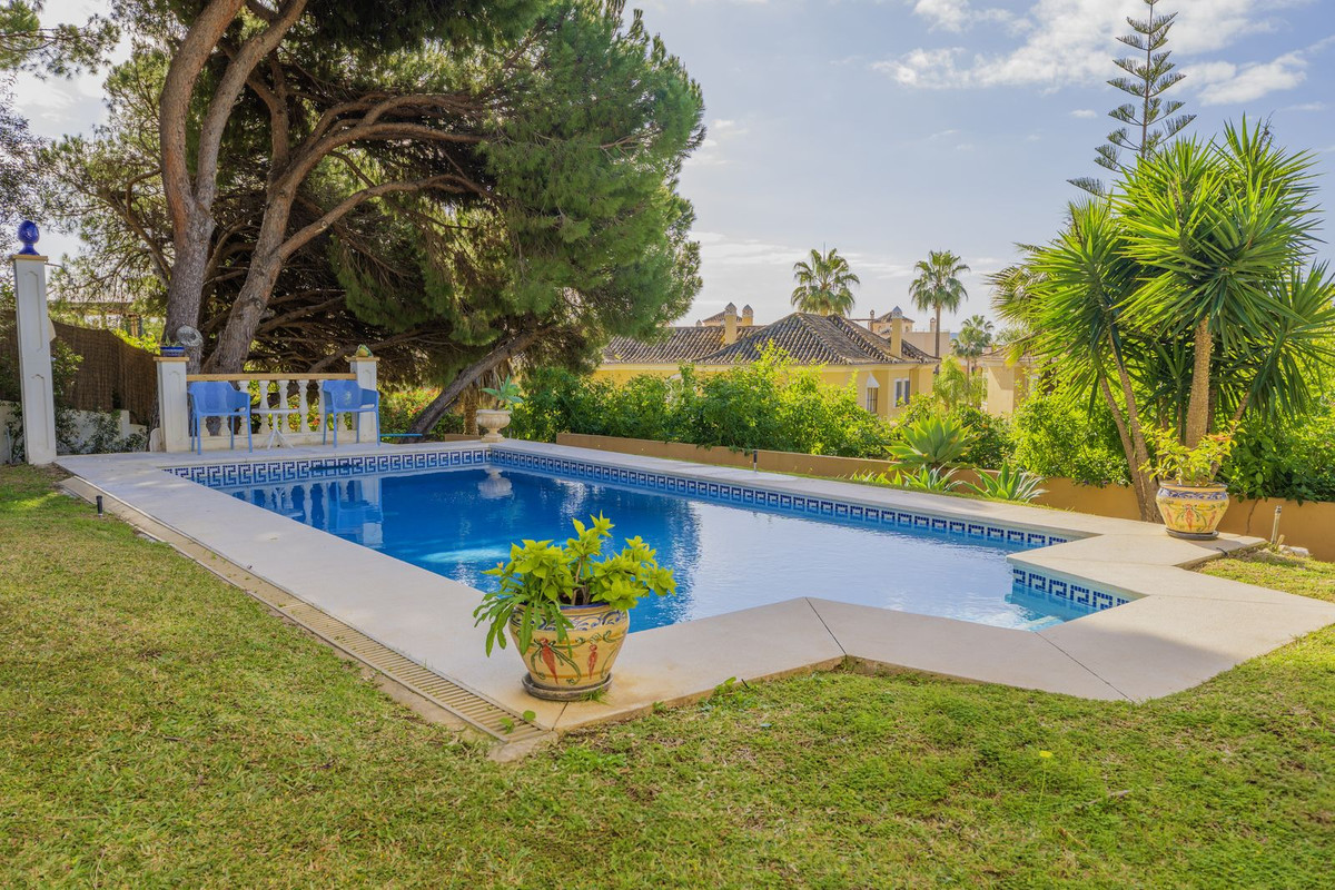 Sea view detached Villa in Elviria with three apartments with their own private access.