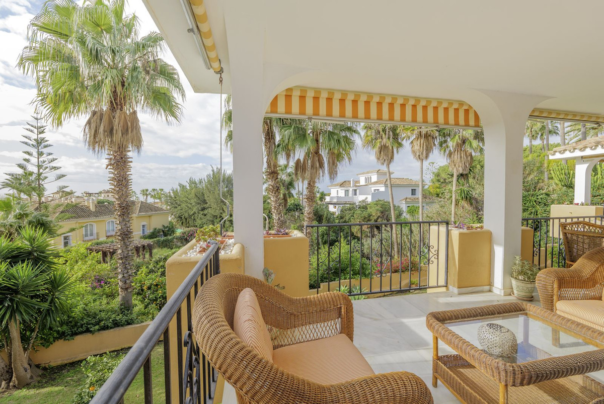 Sea view detached Villa in Elviria with three apartments with their own private access.