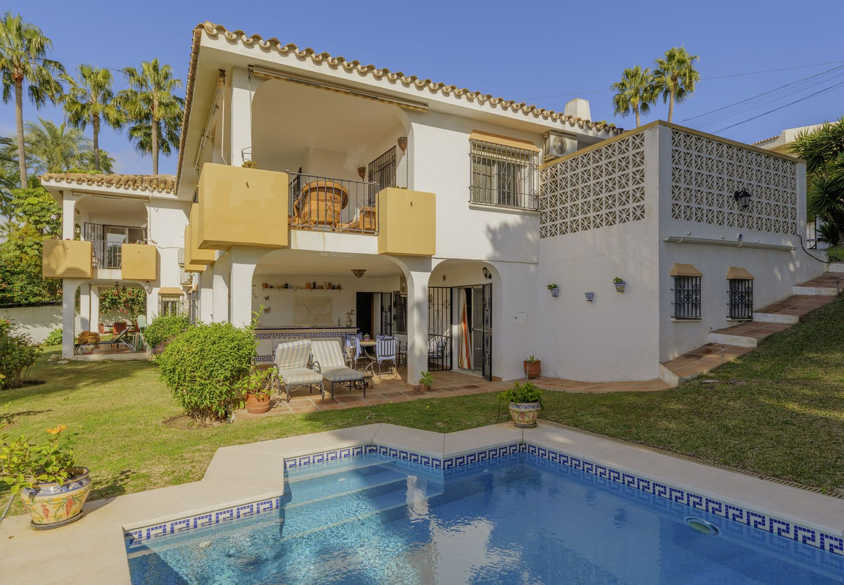 Sea view detached Villa in Elviria with three apartments with their own private access.