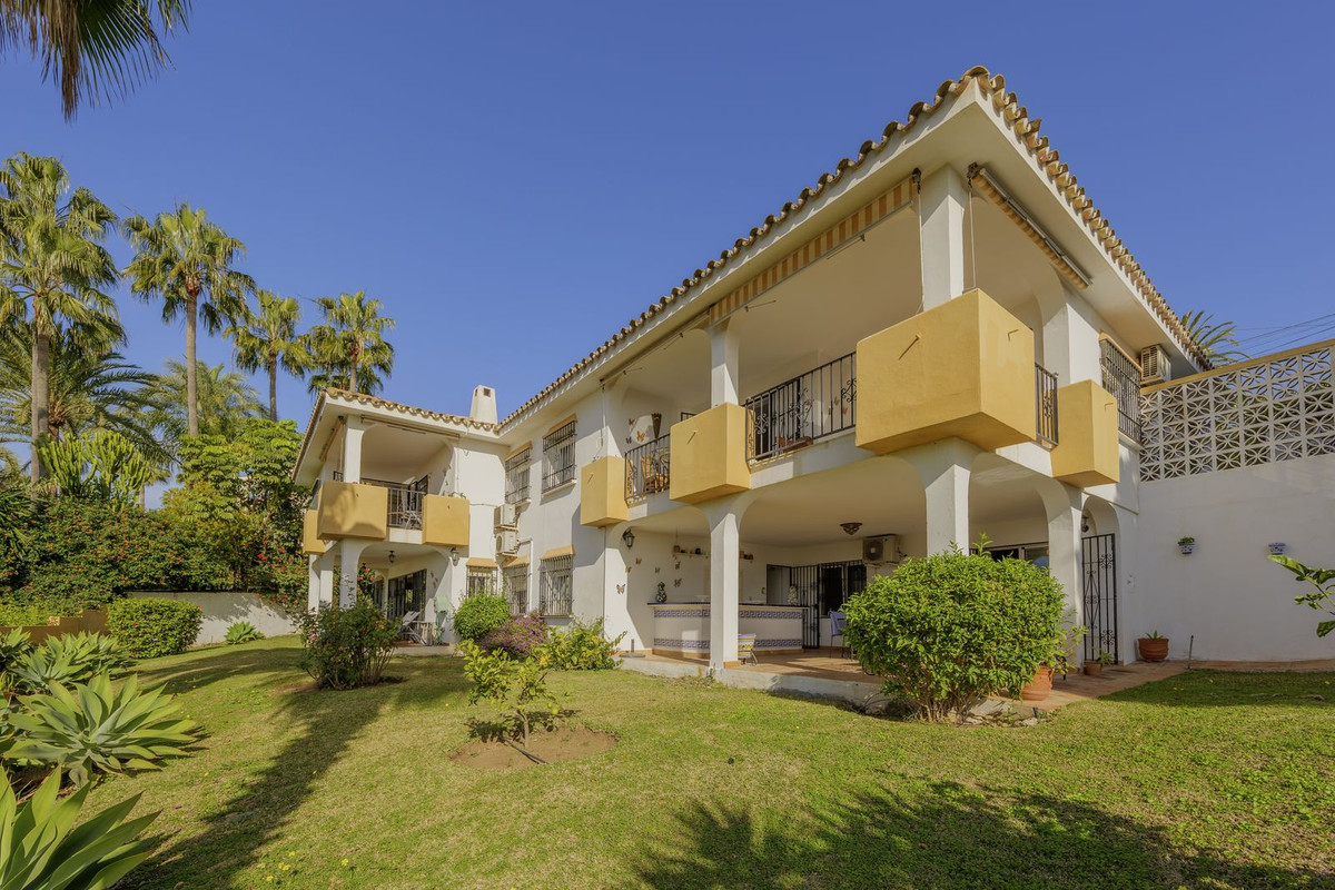 Sea view detached Villa in Elviria with three apartments with their own private access.