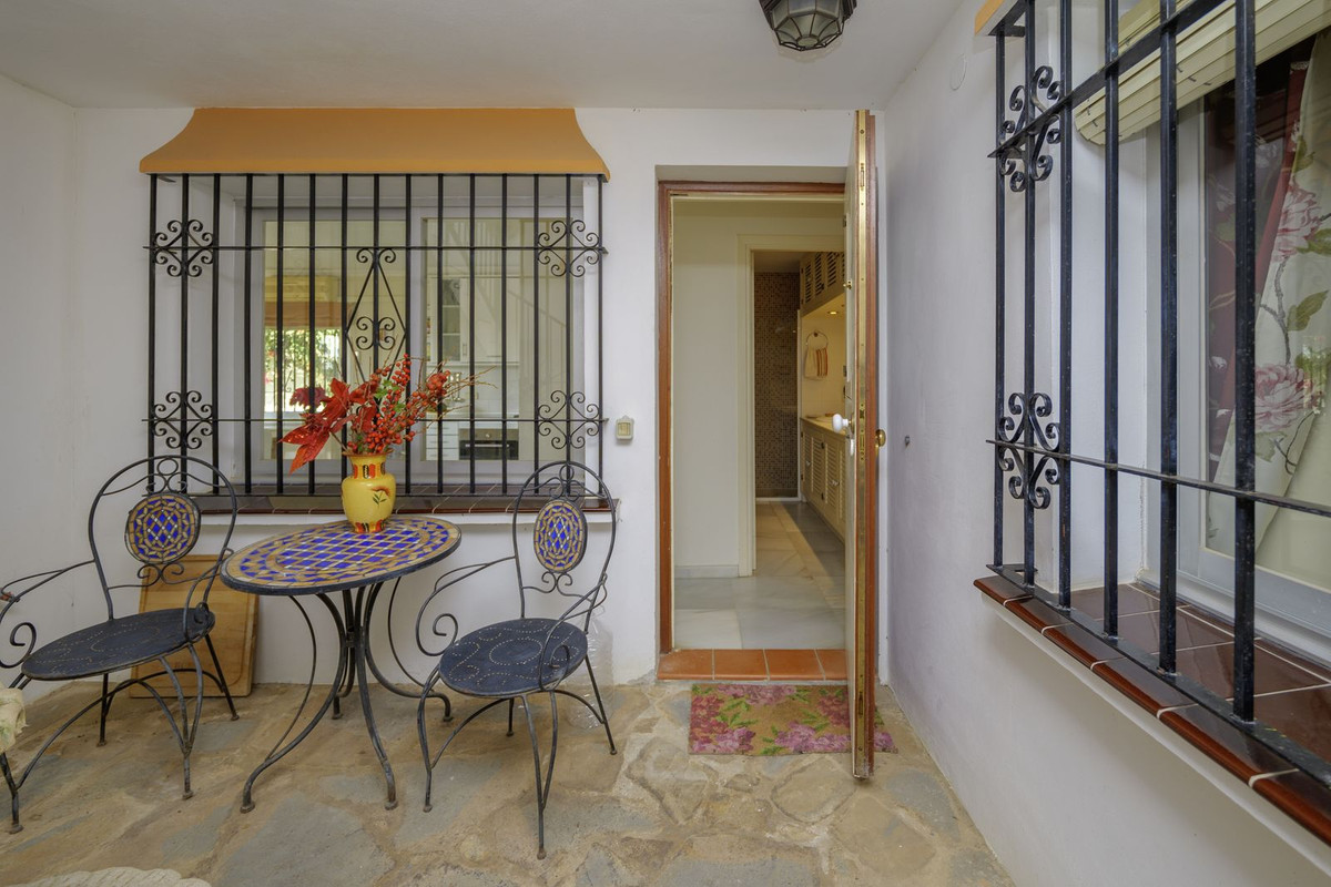 Sea view detached Villa in Elviria with three apartments with their own private access.