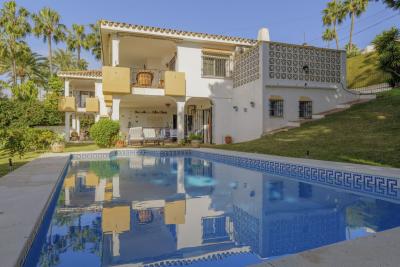 Sea view detached Villa in Elviria with three apartments...